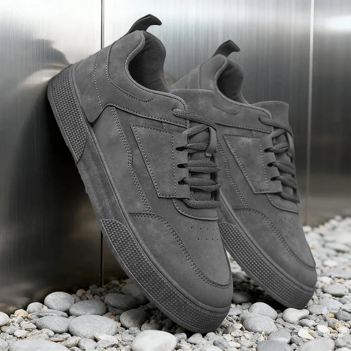 Stylowe męskie sneakersy sznurowane, modne buty streetwearowe do miejskich stylizacji, gwarantujące komfort.