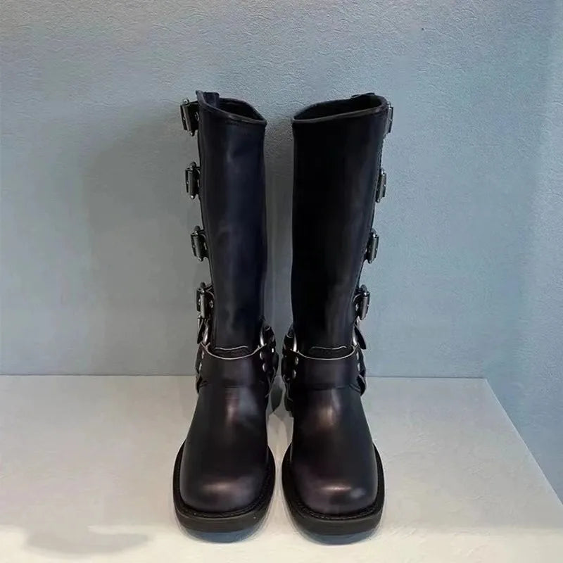 Eleganckie botki damskie biker vintage. Czarne, wygodne buty do kostki na jesień i zimę. Modne, casualowe, stylowe.