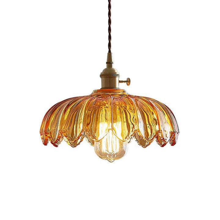Lampa wisząca szklana w minimalistycznym wnętrzu, nowoczesna, podkreślająca styl pomieszczenia.