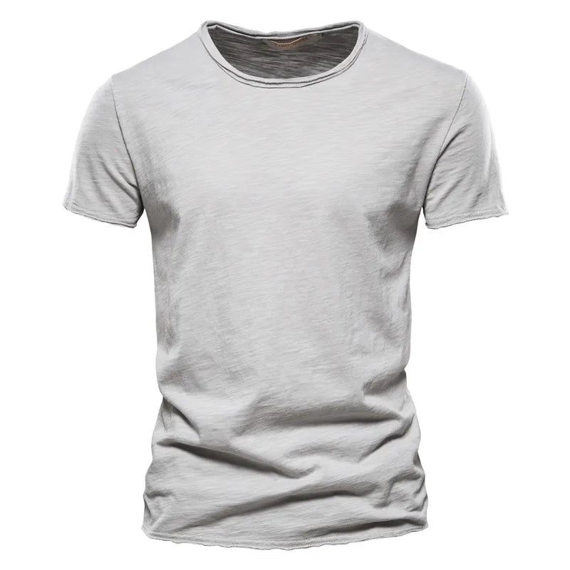 Nowoczesny męski t-shirt z okrągłym dekoltem, dopasowany krój. Stylowa i wygodna odzież męska na lato.