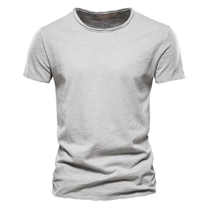 Nowoczesny męski t-shirt z okrągłym dekoltem, dopasowany krój. Stylowa i wygodna odzież męska na lato.