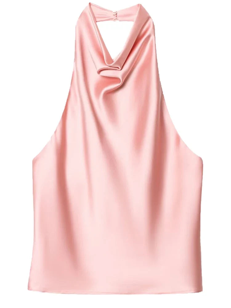 Modelka w białym damskim topie halter. Drapowany dekolt podkreśla szyję. Idealny na lato.