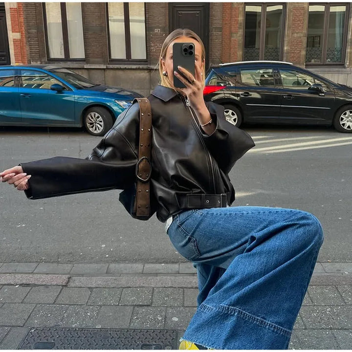 Damska czarna kurtka oversize z kołnierzem. Zamek, długi rękaw. Streetwear i casualowa moda damska. Wygodna.
