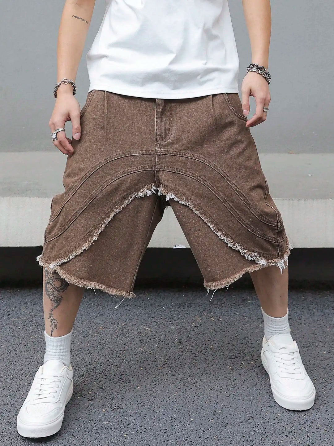Casualowe brązowe szorty męskie, długie, oversize, warstwowe, modne na lato i do streetwearu.