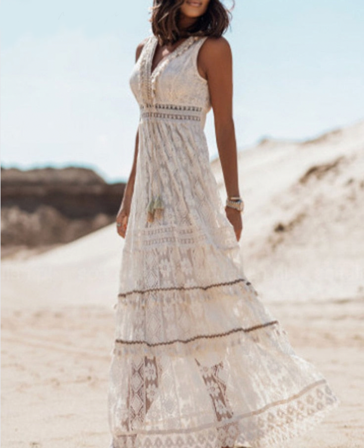 Elegancka biała sukienka maxi boho. Lekka damska sukienka na lato, zwiewna i modna.