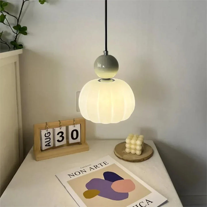 Minimalistyczna lampa sufitowa, nowoczesne oświetlenie salonu.