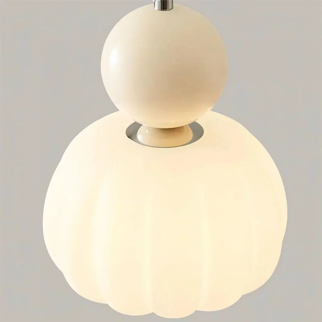 Elegancka lampa sufitowa, oświetlenie do sypialni, nowoczesna dekoracja.