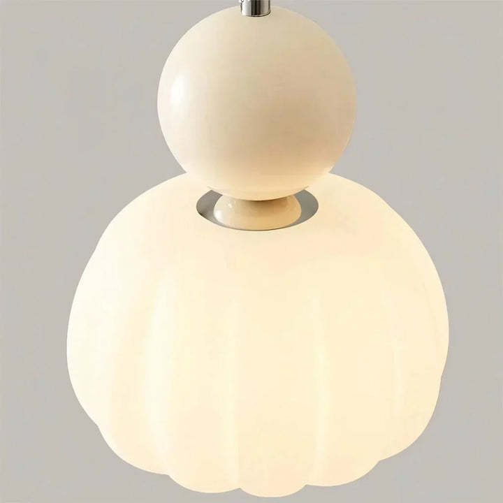 Elegancka lampa sufitowa, oświetlenie do sypialni, nowoczesna dekoracja.