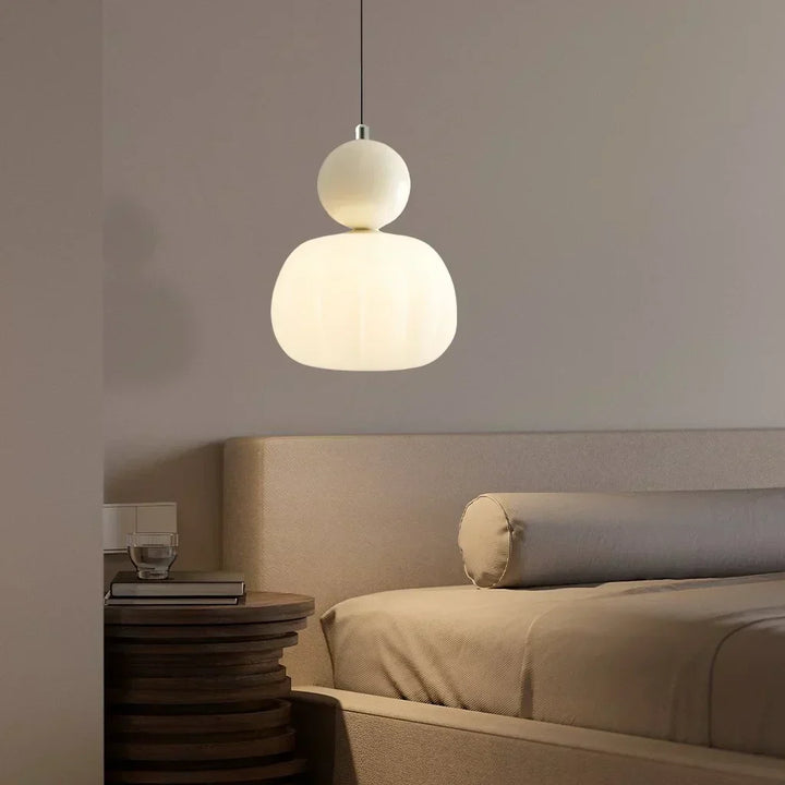Designerska lampa wisząca, metalowa konstrukcja, oświetlenie jadalni.