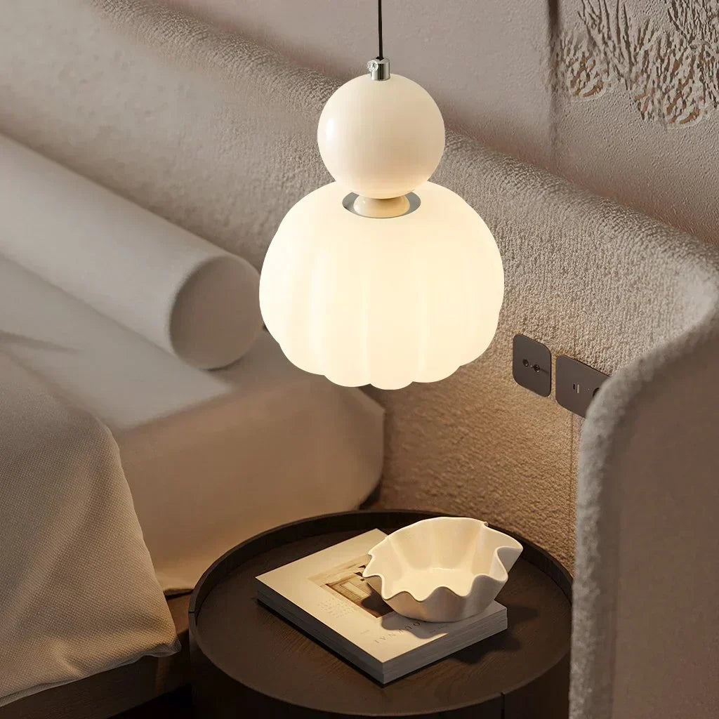 Metalowa lampa wisząca, designowe oświetlenie do jadalni, styl nowoczesny.