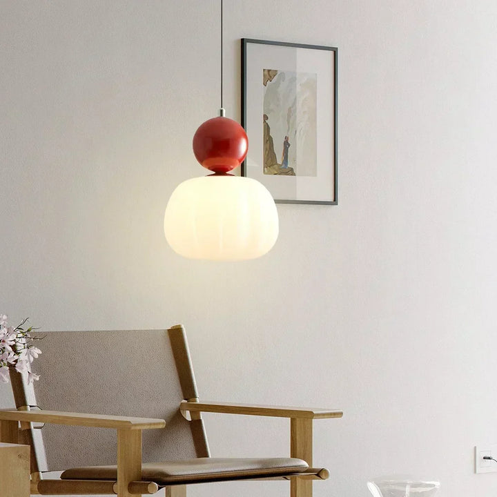 Elegancka lampa wisząca, oświetlenie wnętrz, styl nowoczesny, sypialnia.