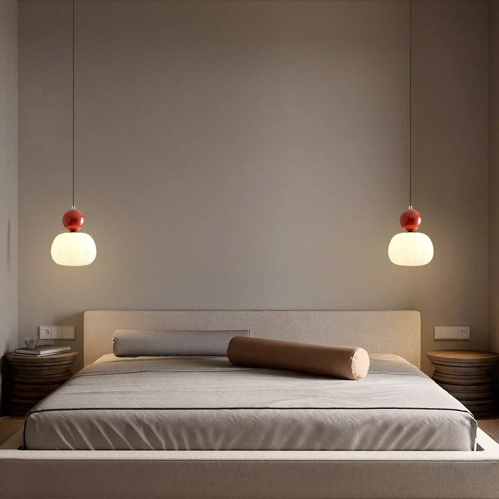 Elegancka lampa sufitowa, nowoczesny design, idealna do sypialni.