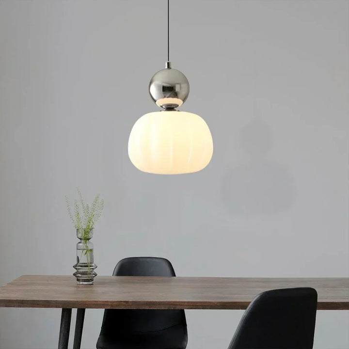 Metalowa lampa sufitowa, designowe oświetlenie do nowoczesnego domu.