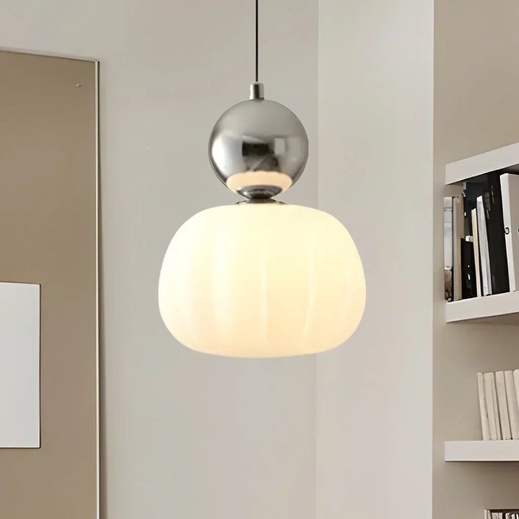 Elegancka lampa wisząca, oświetlenie wnętrz, sypialnia, nowoczesny styl.