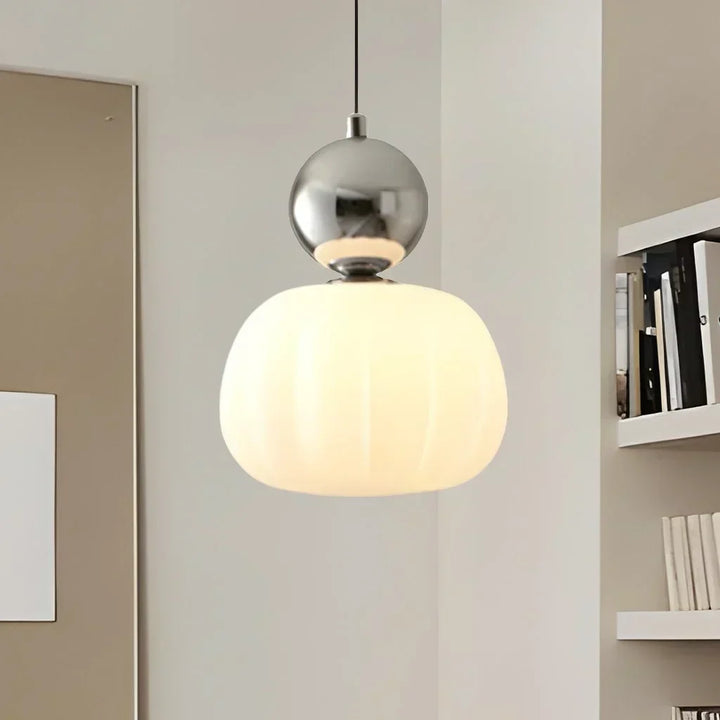 Elegancka lampa wisząca, oświetlenie wnętrz, sypialnia, nowoczesny styl.