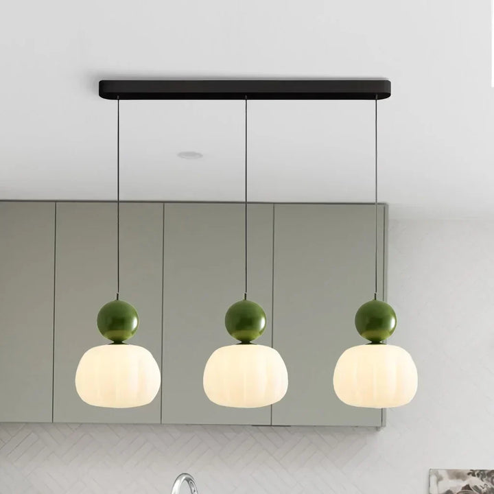 Metalowa lampa sufitowa, nowoczesne oświetlenie, dekoracja do domu.