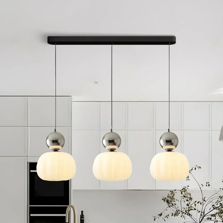 Metalowa lampa sufitowa, designowe oświetlenie, dekoracja do nowoczesnego domu.