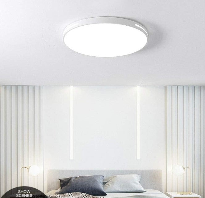 Nowoczesna czarna lampa sufitowa LED, elegancka i płaska oprawa do biura lub sypialni.