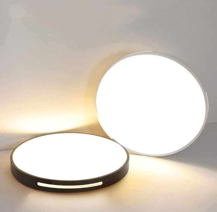 Czarna ultracienka lampa sufitowa LED, nowoczesna oprawa oświetleniowa, idealna do salonu.