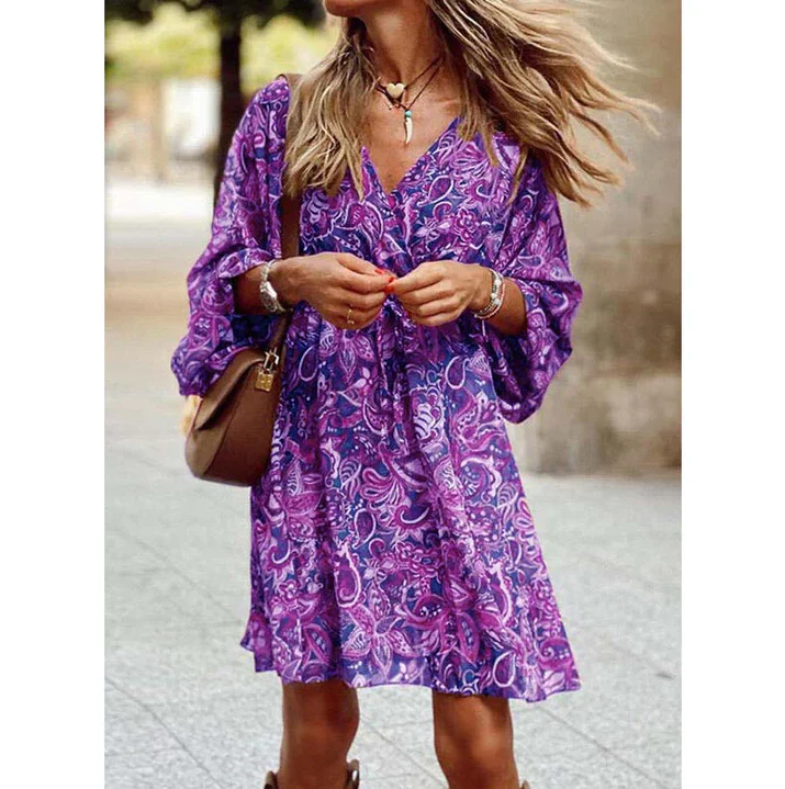 Modelka w sukience damskiej boho z luźnym krojem. Krótka, z długim rękawem, idealna na wiosnę.