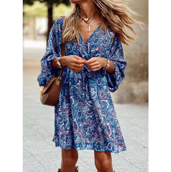 Damska krótka sukienka boho z luźnym krojem i długimi rękawami. Idealna na wiosnę i lato, wygodna moda casual.