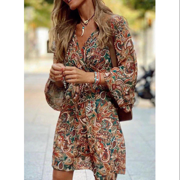Modna krótka sukienka boho z rękawem. Luźny krój, kolorowa, doskonała jako wygodna odzież damska.