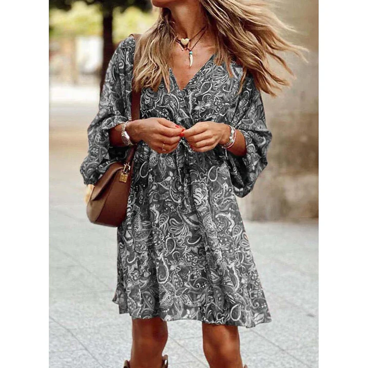Wygodna sukienka damska boho z luźnym krojem. Krótka, z rękawem, idealna na co dzień i letnie wyjścia.