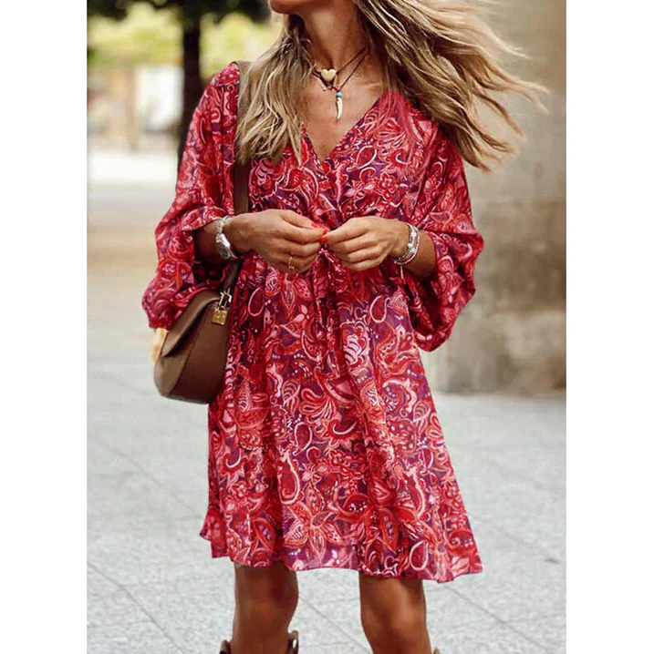 Kolorowa sukienka boho, damska krótka, z długimi rękawami i luźnym krojem. Idealna na casualowe stylizacje.