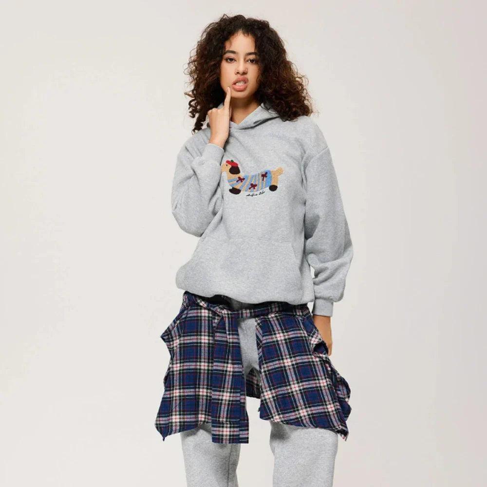 Komfortowa bluza unisex oversize z unikalnym haftem jamnika. Miękki sweter dla każdego, ceniącego styl casual.
