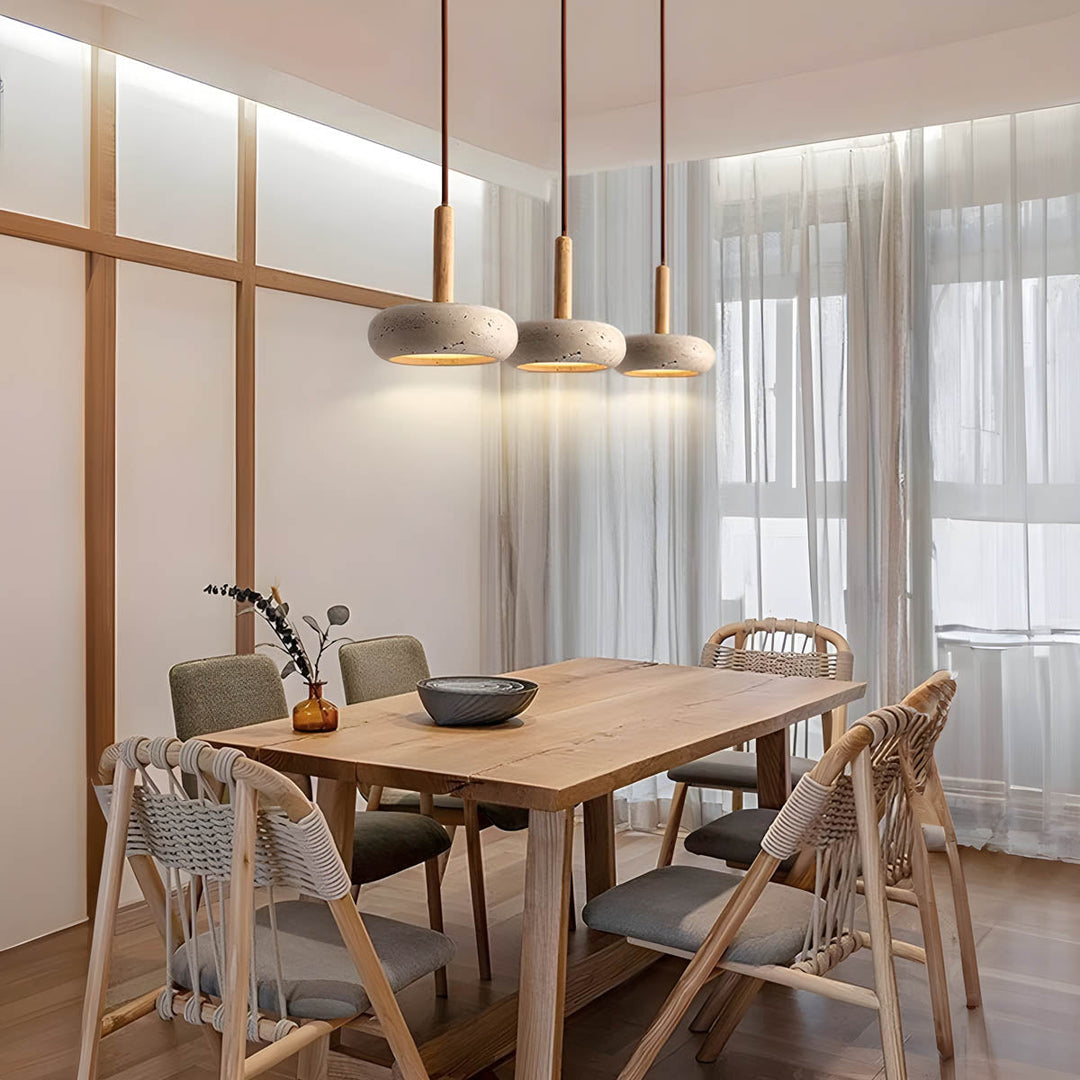 Designerska lampa sufitowa z naturalnego trawertynu, idealna do salonu. Oświetlenie w ciepłym odcieniu.