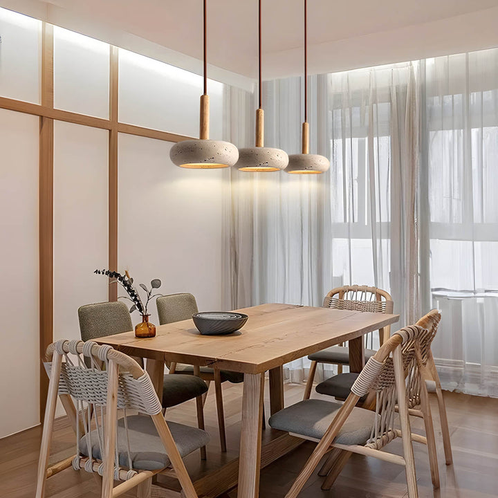 Designerska lampa sufitowa z naturalnego trawertynu, idealna do salonu. Oświetlenie w ciepłym odcieniu.