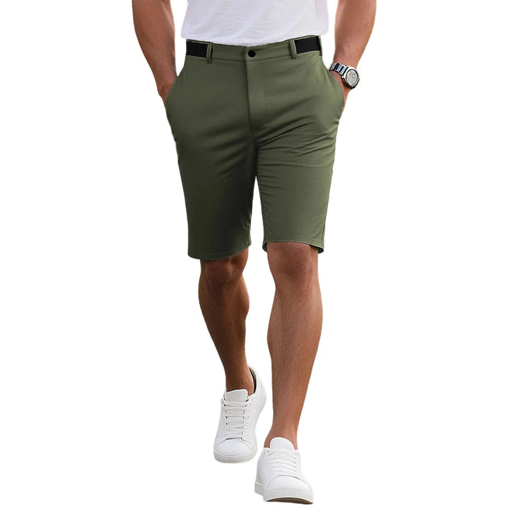Płaskie ułożenie męskich szortów casual. Dopasowane spodenki slim fit, must-have na lato.