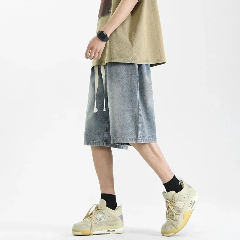 Detale: Tylna kieszeń męskich długich szortów baggy, spranych. Komfortowy styl streetwear na lato.