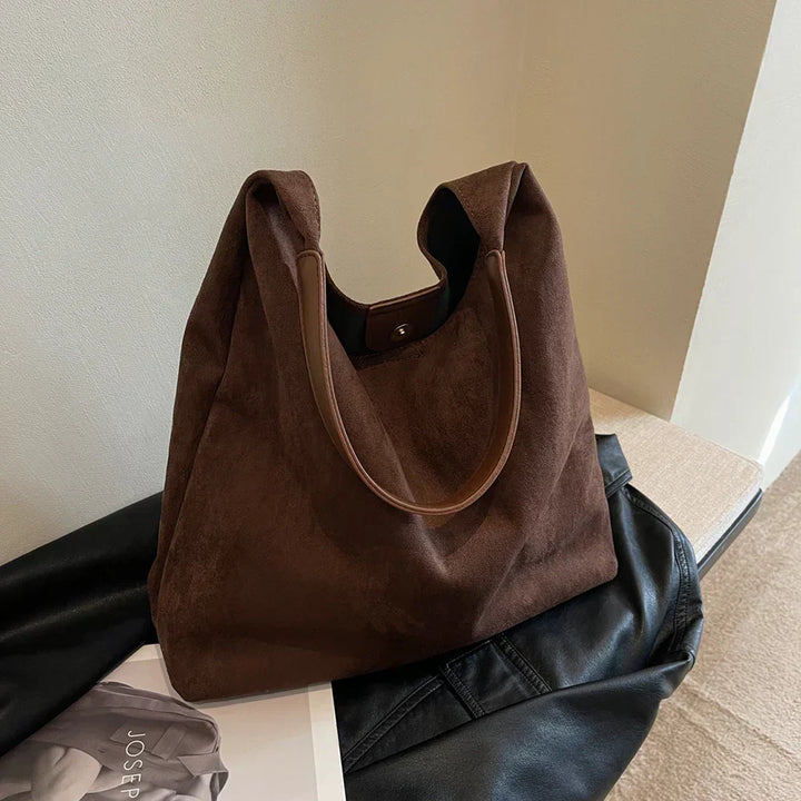 Elegancka zamszowa torba damska shopper, podkreśla styl, pasuje do jesiennych i zimowych outfitów.