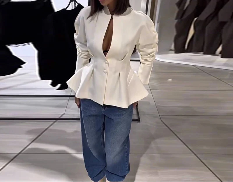 Nowoczesna damska marynarka elegancka, idealna do wielu stylizacji. Blazer pasuje do biura i smart casual na wiosnę.