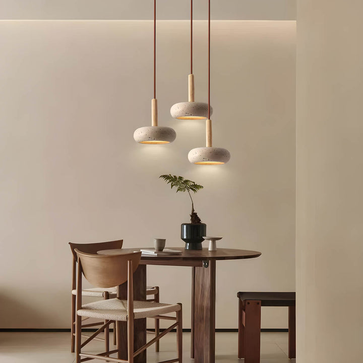 Lampa sufitowa trawertynowa, nowoczesne oświetlenie domu. Elegancki design z naturalnych materiałów.