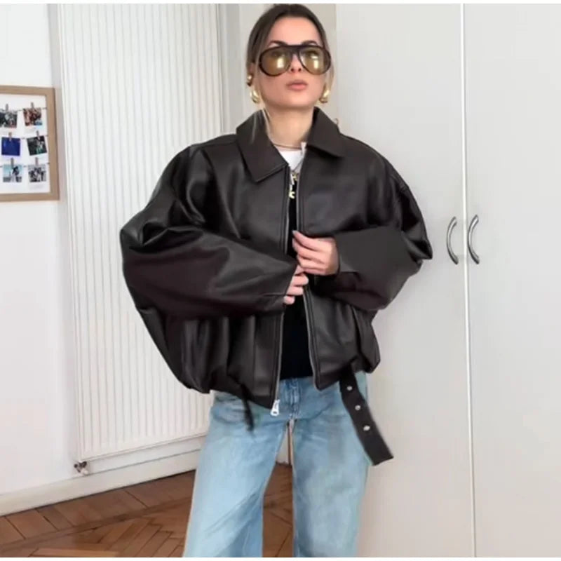 Brązowa kurtka damska oversize, zamek, kołnierz, długi rękaw. Wygodna i stylowa propozycja do casualowych outfitów.