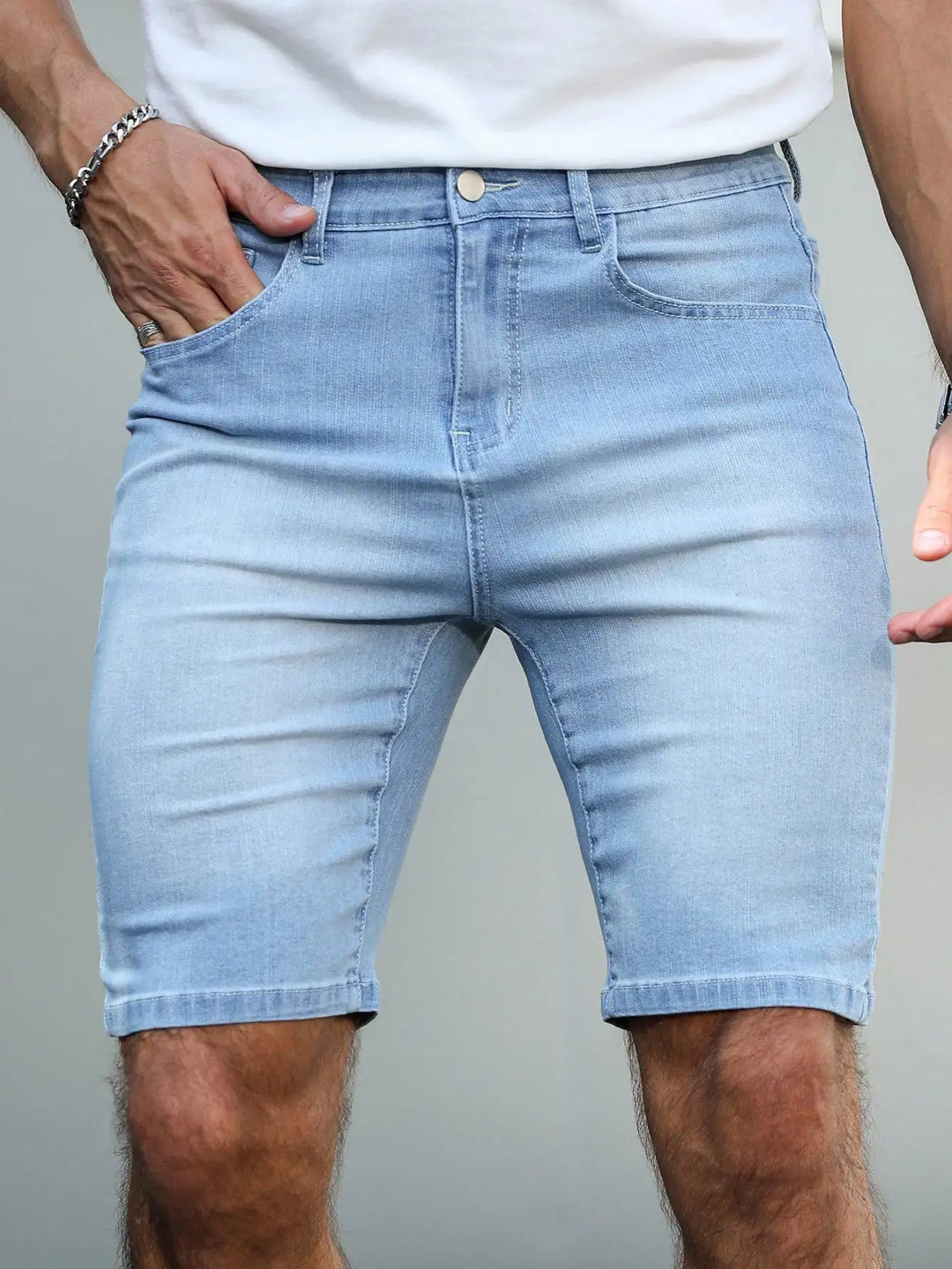 Męskie obcisłe szorty slim fit na lato. Niebieskie, dopasowane, idealne do casualowych stylizacji i letnich wyjść.