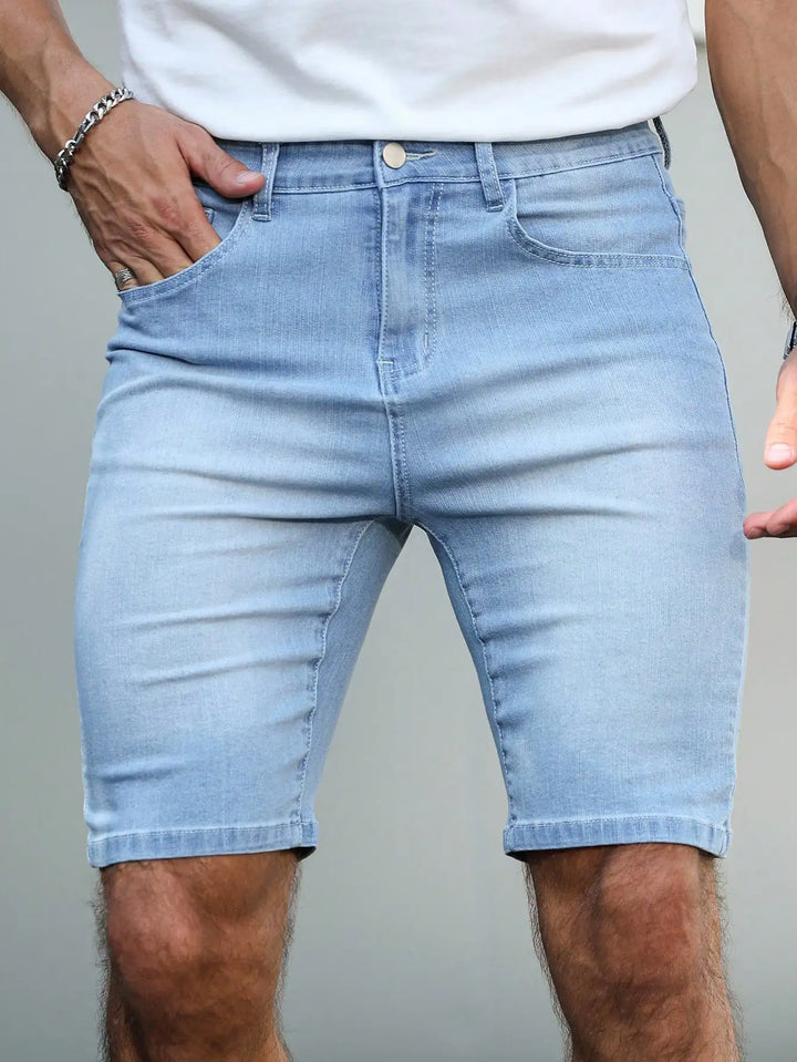 Męskie obcisłe szorty slim fit na lato. Niebieskie, dopasowane, idealne do casualowych stylizacji i letnich wyjść.