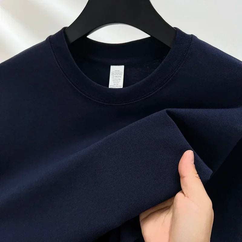 Wysokiej jakości męska bluza oversize z długim rękawem. Okrągły dekolt, luźny krój, komfortowa.