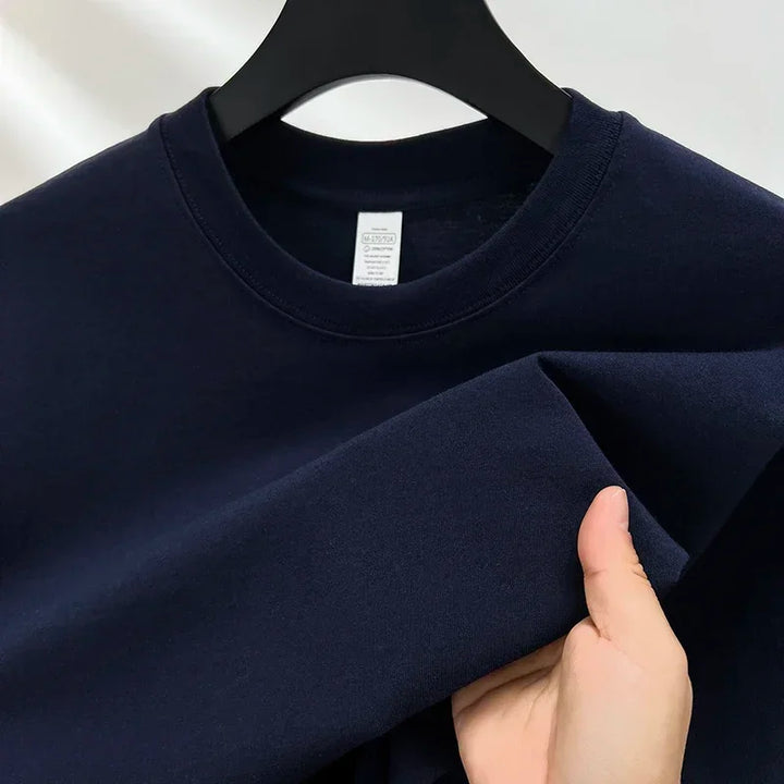Wysokiej jakości męska bluza oversize z długim rękawem. Okrągły dekolt, luźny krój, komfortowa.