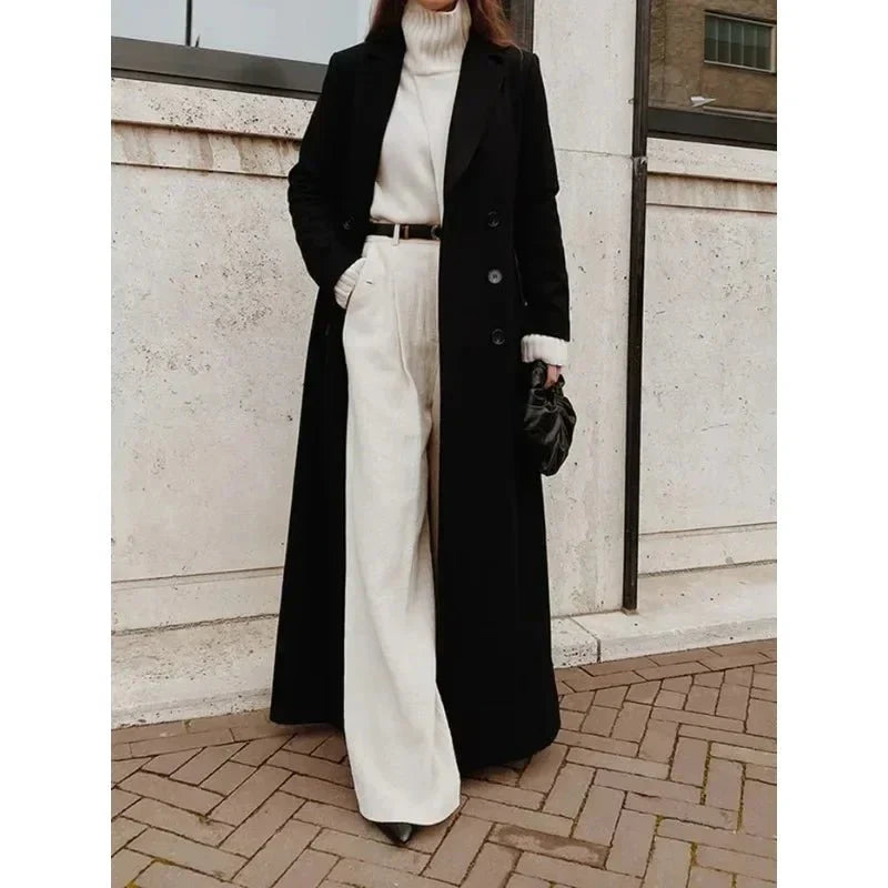 Długi czarny płaszcz dwurzędowy damski. Klasyczny, elegancki styl biurowy. Idealny na formalne wyjścia jesienią/zimą.