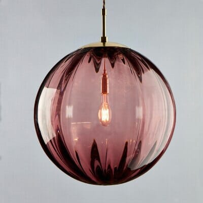 Minimalistyczna lampa wisząca szklana. Nowoczesne oświetlenie. Elegancka dekoracja wnętrz salonu.