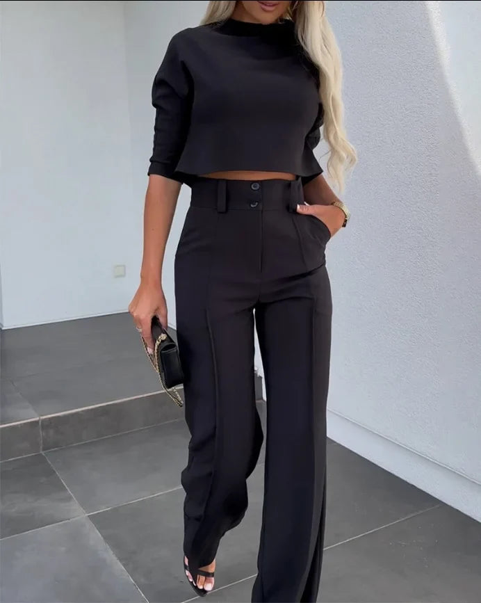 Elegancki zestaw damski: top crop i spodnie z szerokimi nogawkami. Minimalistyczny look, casualowy i wizytowy.