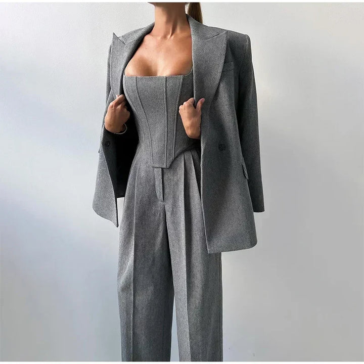 Czerwony elegancki damski zestaw: top corset, blazer i proste spodnie na wieczór.