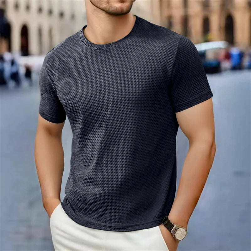 Męski t-shirt z okrągłym dekoltem i krótkim rękawem. Teksturowana, dopasowana koszulka.