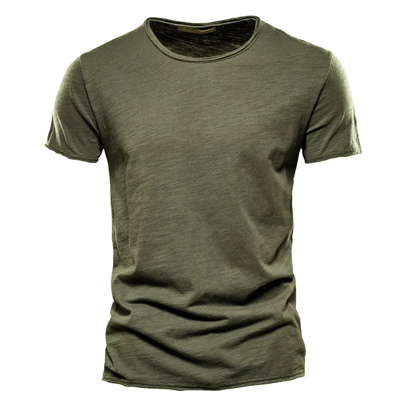Basic męski t-shirt, dopasowany z okrągłym dekoltem. Elegancki krótki rękaw, podstawa męskiej mody.