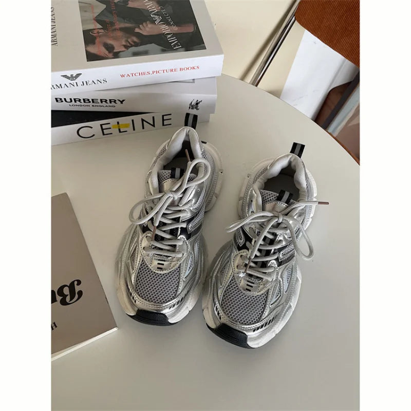 Srebrne damskie sneakersy chunky mesh. Modne i wygodne buty sportowe na co dzień, idealne do streetwear.
