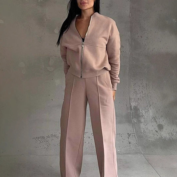 Damski komplet Evie: idealny balans elegancji i casualu. Bluza i spodnie regular fit z prostymi nogawkami.