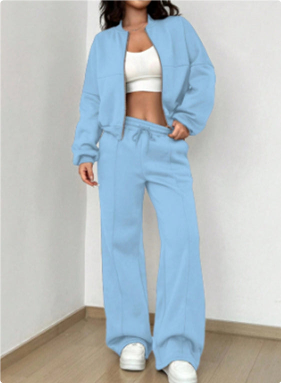 Wygodny damski komplet Evie. Bluza i spodnie z prostymi nogawkami, fason regular fit. Idealny na chłodniejsze dni.